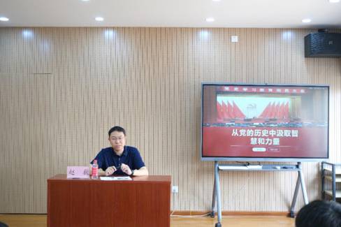 图片包含 室内, 桌子, 男人, 前描述已自动生成