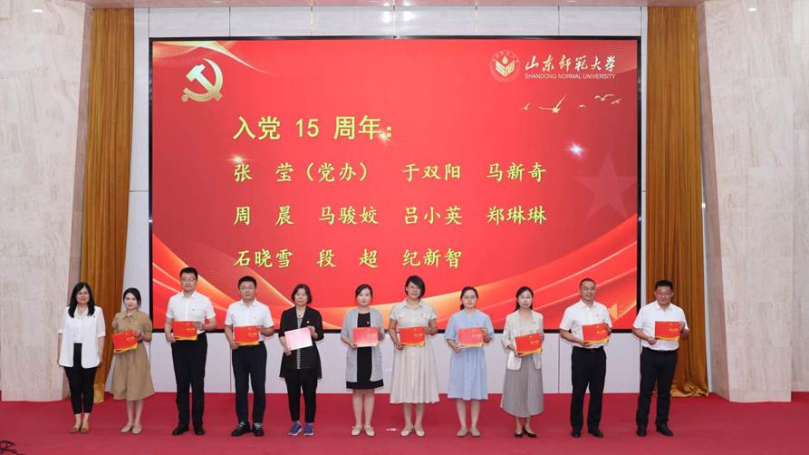 02张慧为入党15周年党员颁发政治生日贺卡