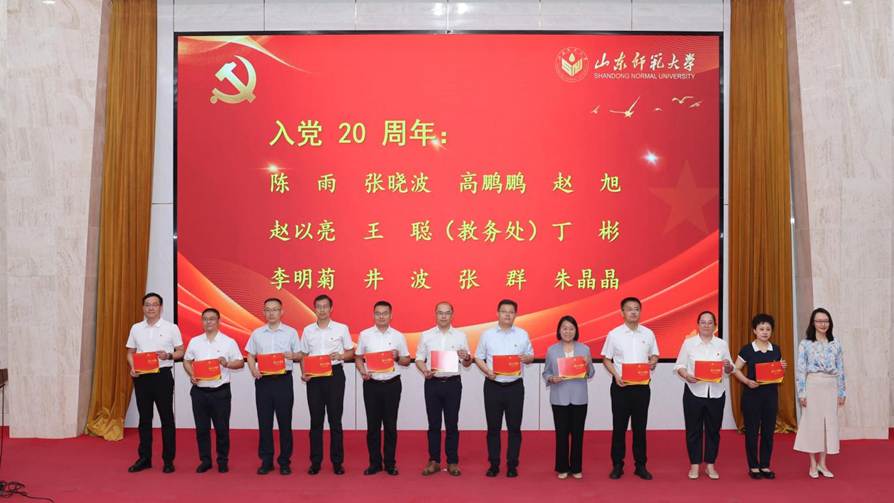 03李梦遥为入党20周年党员颁发政治生日贺卡