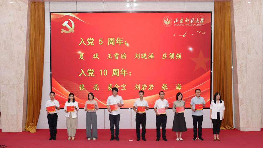 01张慧为入党5周年、10周年党员颁发政治生日贺卡